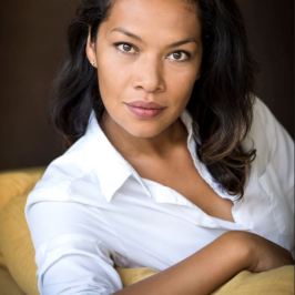 Karin Amatmoekrim sitting on a bed