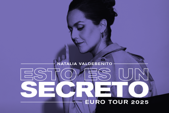 Woman with finger on lips, text: 'Esto es un Secreto, Euro Tour 2025, Boom Chicago Amsterdam'.