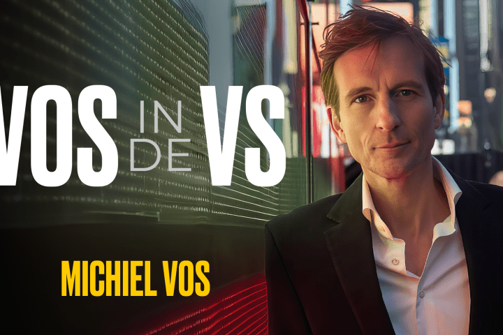 Man in a suit next to text: 'VOS IN DE VS' and 'MICHIEL VOS'